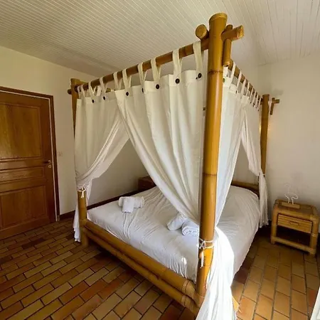 Holiday home Maison En Pierre Les Chardonnerets Avec Piscine Chauffee
